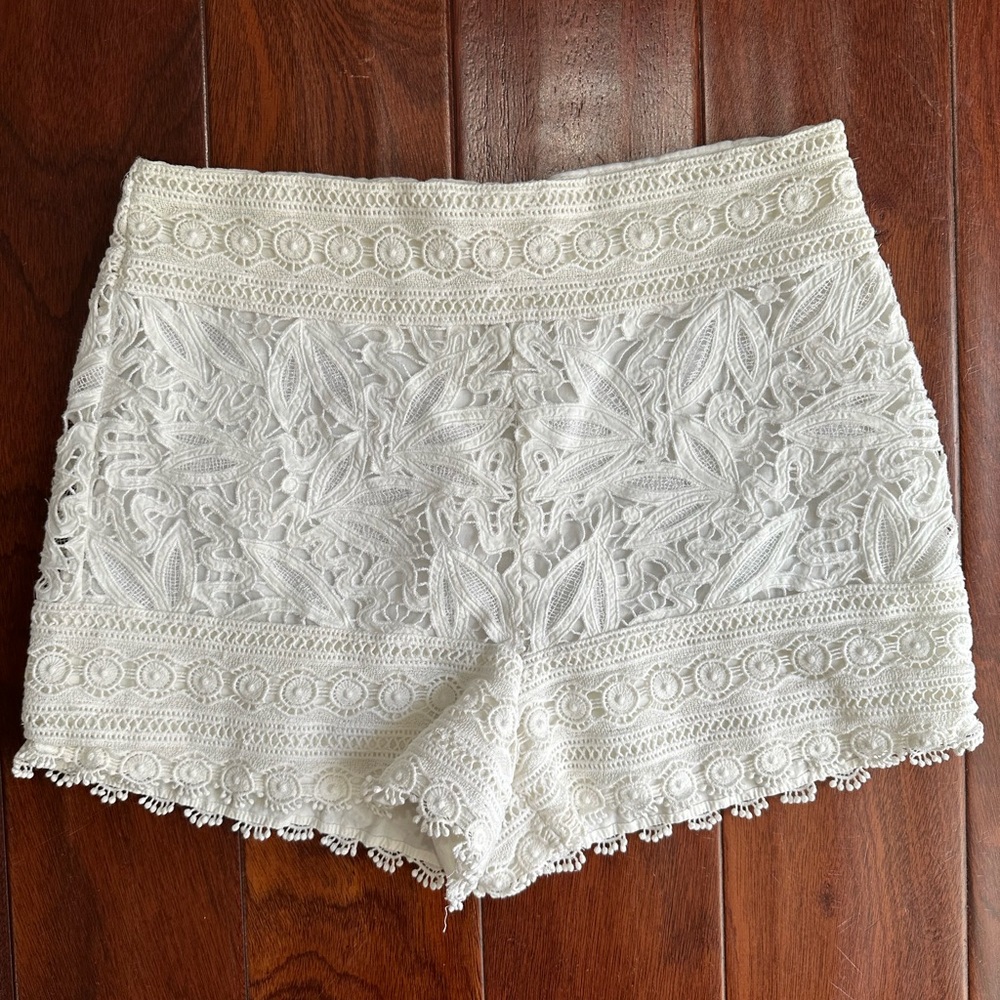 Tory Burch Lace Kinsey Short, size 4